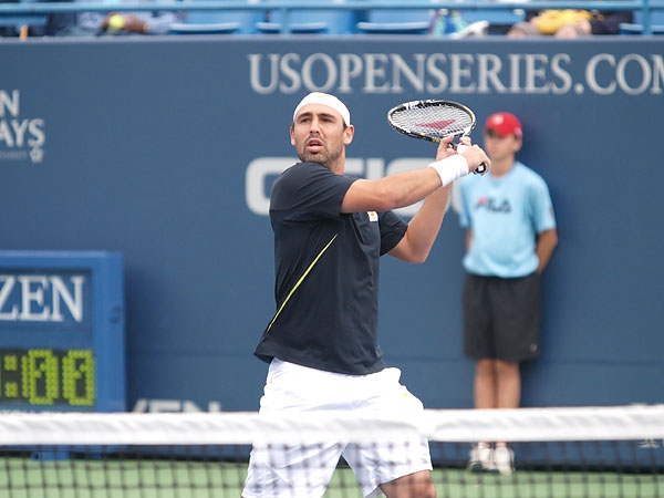 ÎŸ ÎœÎ¬ÏÎºÎ¿Ï‚ ÎºÎ±Ï„Î±Î²Î¬Î»Î»ÎµÎ¹ Ï„Î¿Î½ Chela ÎºÎ±Î¹ Ï€Î±Î¯ÏÎ½ÎµÎ¹ Î¸Î­ÏƒÎ· ÏƒÏ„Î± Ï€ÏÎ¿Î·Î¼Î¹Ï„ÎµÎ»Î¹ÎºÎ¬