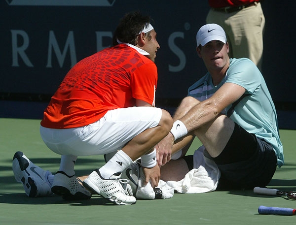 ÎŸ Isner Î±Ï€Î­ÎºÎ»ÎµÎ¹ÏƒÎµ Ï„Î¿Î½ ÎœÎ¬ÏÎºÎ¿